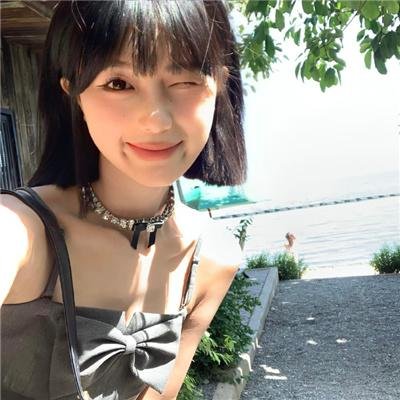 在火山下